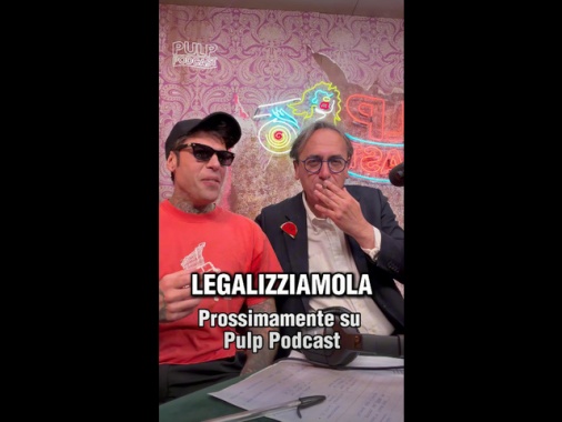 Bonelli da Fedez, 'legalizzate la marijuana'. E fa un tiro in diretta