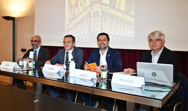 I candidati sindaco presenti e il moderatore (foto Domenico Ghiotto)