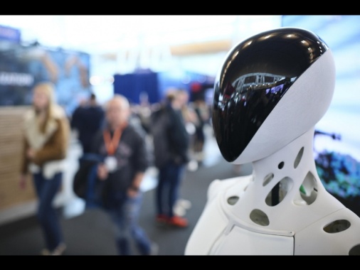 Lavoratori preoccupati per l'IA, 4 su 10 temono di essere sostituiti