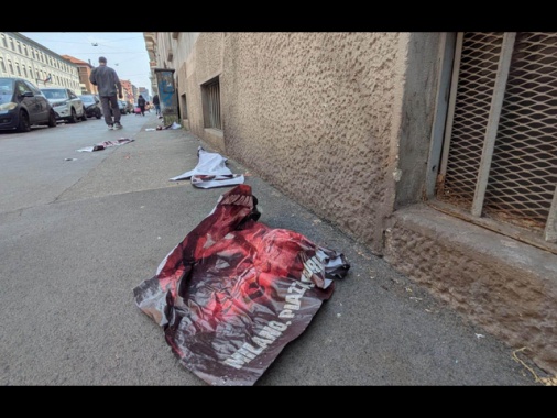 Aggredito perché strappa manifesti di Ramelli, denunciati 4 di estrema destra