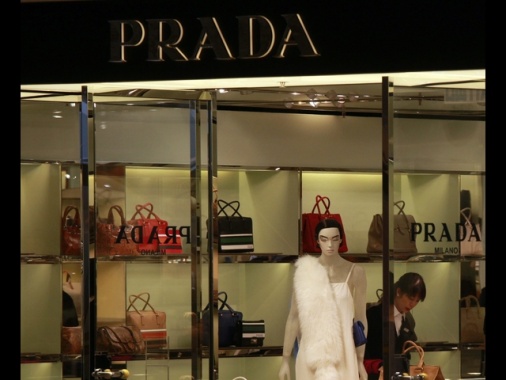 I ricavi di Prada crescono a 1,4 miliardi, il Medio Oriente frana Miu Miu