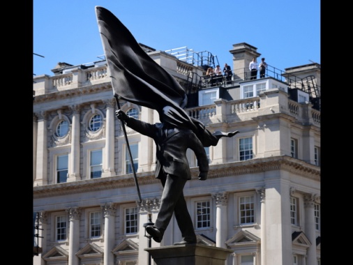 Banksy ricompare con una statua nel cuore di Londra, e sfida l'imperialismo