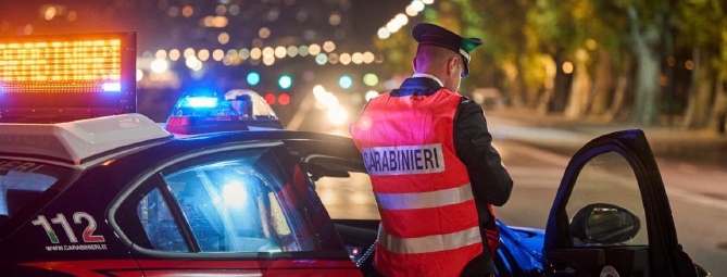 Spaccia davanti al campo sportivo: preso dopo la fuga