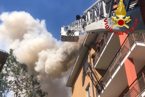 Varese, appartamento a fuoco in via Crispi