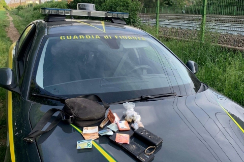 Droga e coltello nella borsa: uomo in fuga di notte