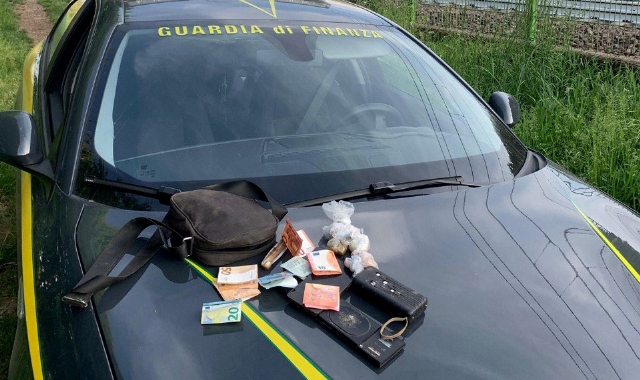 Droga e coltello nella borsa: uomo in fuga di notte