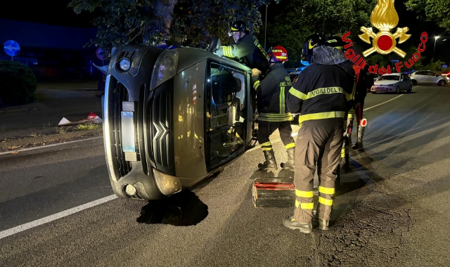 Incidente nella notte, auto su un fianco: soccorsa una donna