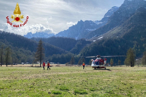 Bloccati sul pendio innevato, salvati in elicottero