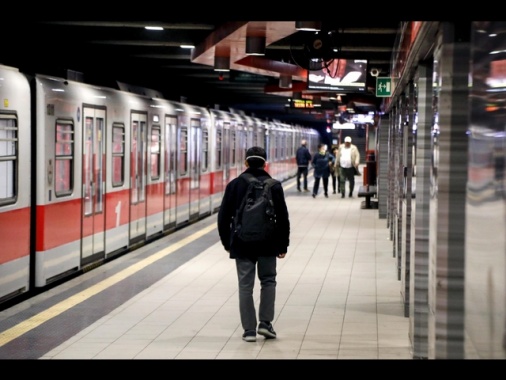 Frenata brusca della metro in centro a Milano, contusi e feriti