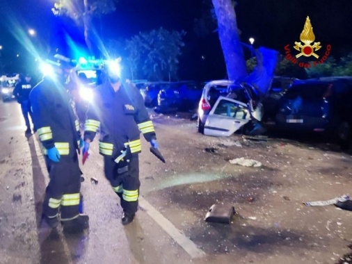 Schianto con l'auto a Forlì, due giovani morte e un'altra gravissima
