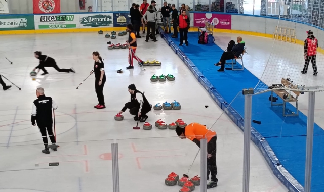 La competizione alla Acinque Ice Arena
