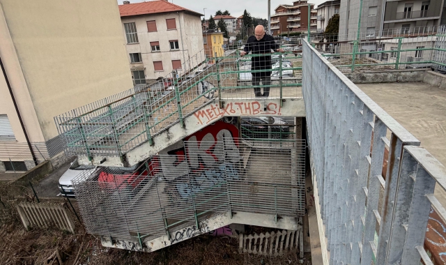 Franco Formato sul ponte tra il piazzale di Valganna e via Giambologna