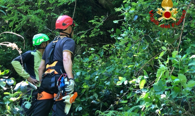 I soccorritori hanno operato in un luogo particolarmente impervio per recuperare la salma