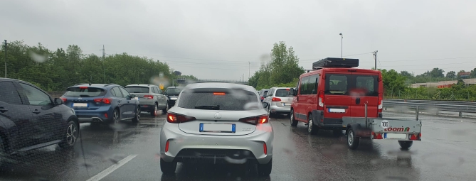 Strettoia in A8, la coda è quotidiana