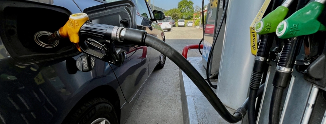 Rincari e pompe chiuse: gli svizzeri fanno benzina in Italia
