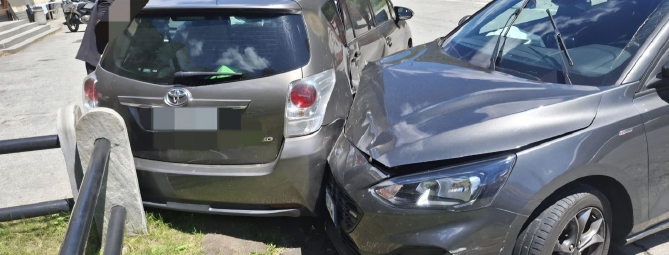 Scontro tra auto, due feriti