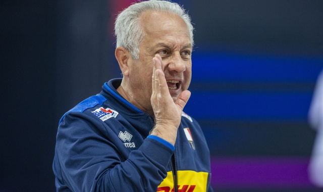 Julio Velasco, 74 anni, è l’uomo che ha cambiato la storia del volley italiano e indicato un percorso innovativo allo sport tricolore