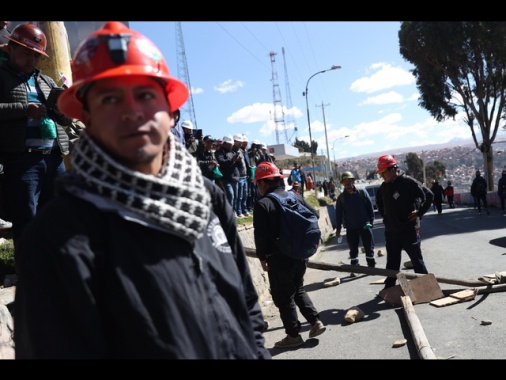 Bolivia, scontri a La Paz: i minatori chiedono le dimissioni del presidente Paz
