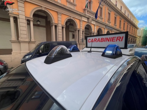 Braccianti ridotti in 'schiavitù moderna': 12 persone arrestate dai Carabinieri