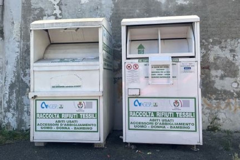 Vestiti fuori dal cassonetto, altra stangata: «Multa più alta della pensione»
