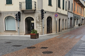 Entra in centro contromano e si schianta contro un’auto