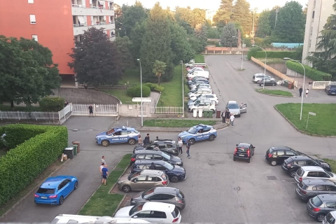 Furto di accendini, caos in via Aleardi: quattro feriti e un fermato