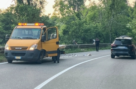 Frontale tra due moto: uomo in prognosi riservata