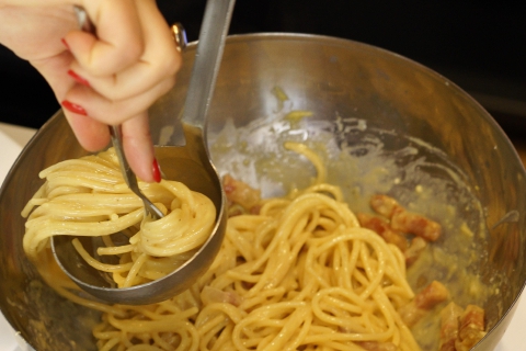 Lo conosce sui social, poi l’incubo: picchiata per una carbonara