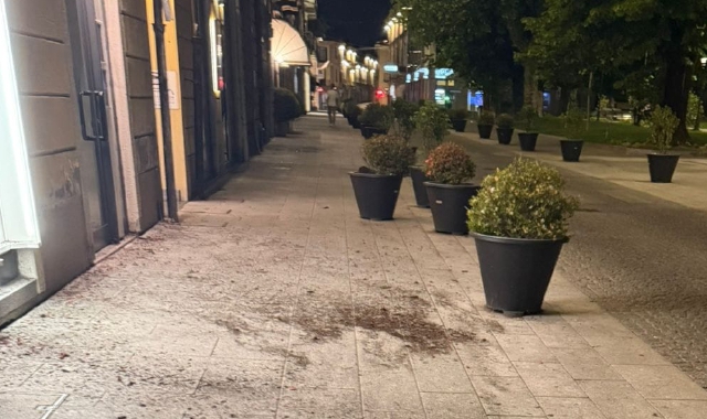 L’auto a tutta velocità nel pieno centro di Tradate ha perso il controllo finendo contro le fioriere di corso Bernacchi