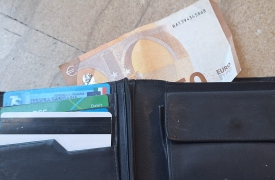 Trovano zaino con soldi e cellulare e lo restituiscono