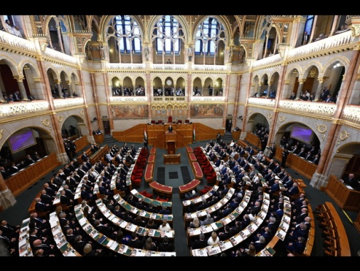 Parlamento ungherese vota lo stop all'uscita dalla Cpi voluta da Orban