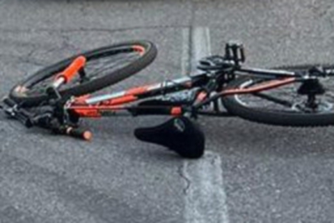 Cade con la bici, muore anziano