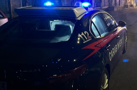 Lite in piazza, giovane ferito al collo