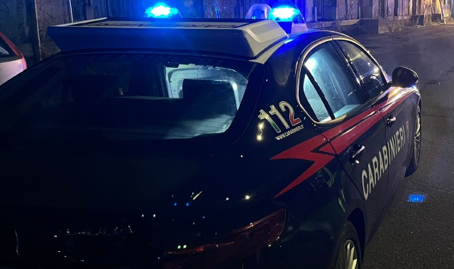 Lite in piazza, giovane ferito al collo