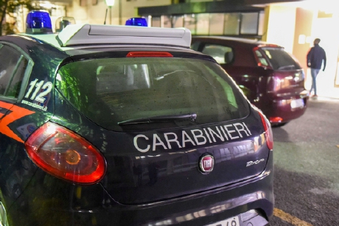 Passa la notte a bere, poi picchia i carabinieri