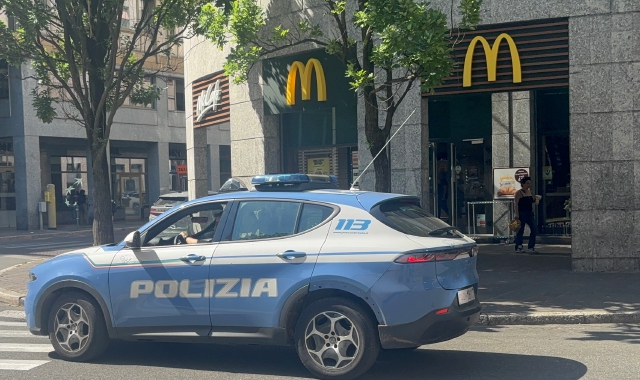 Picchiato davanti al Mc Donald’s: indagini e omertà