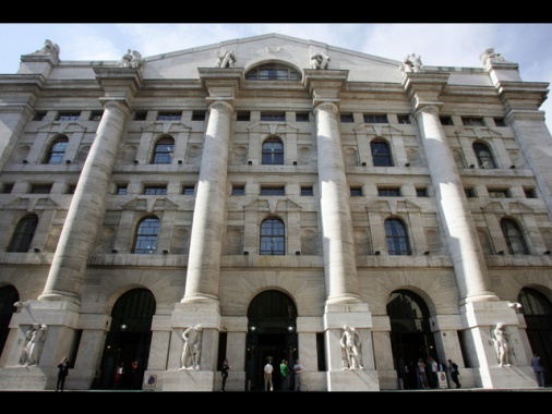 Borsa: Milano positiva (+0,35%), bene Mediobanca e Stellantis