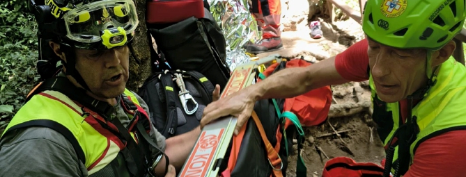 Cade alle Cascate di Ferrera: soccorsa 48enne