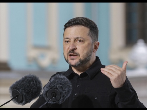 Zelensky, 'congelare le linee del fronte è la via più rapida per una tregua'