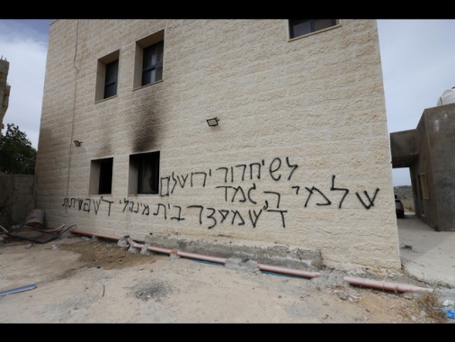 Media, coloni israeliani danno fuoco a due moschee a nord di Ramallah