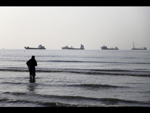 Iran chiude Hormuz, 'raid di Israele in Libano violano accordo'